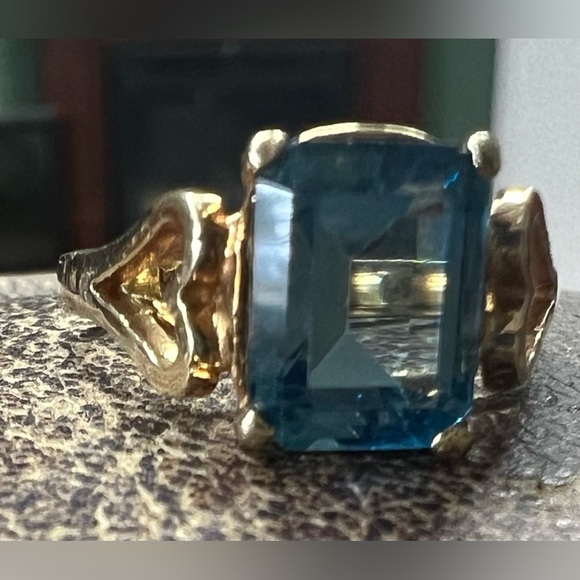 Elegant Blue Topaz Ring - Picture 2 of 6